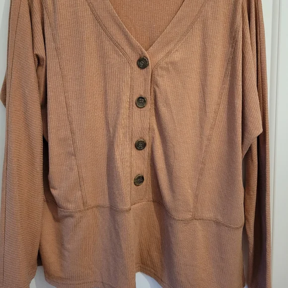 Tribal top - Picture 2 of 3